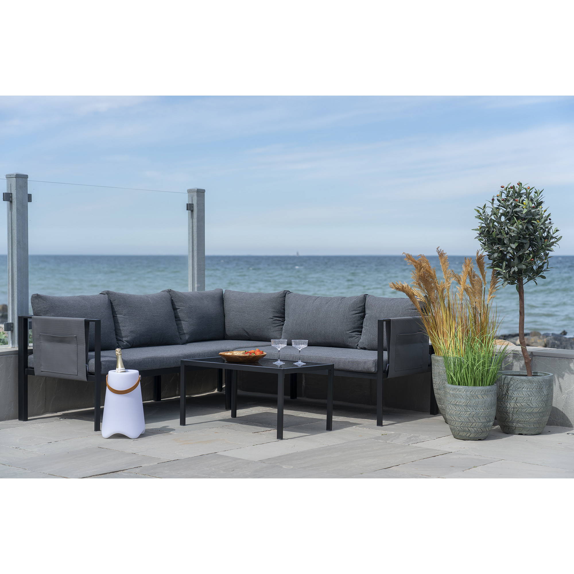 Cannes Lounge Set mit dunkelgrauen Kissen inkl. Couchtisch