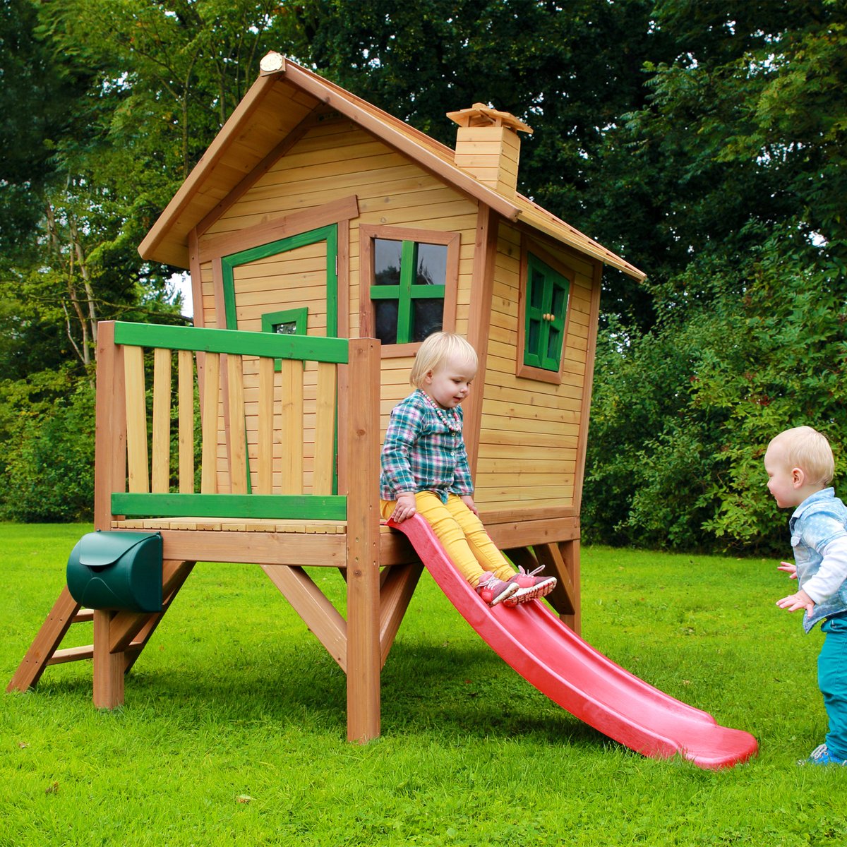 AXI Spielhaus Robin braun/grün mit Rutsche rot