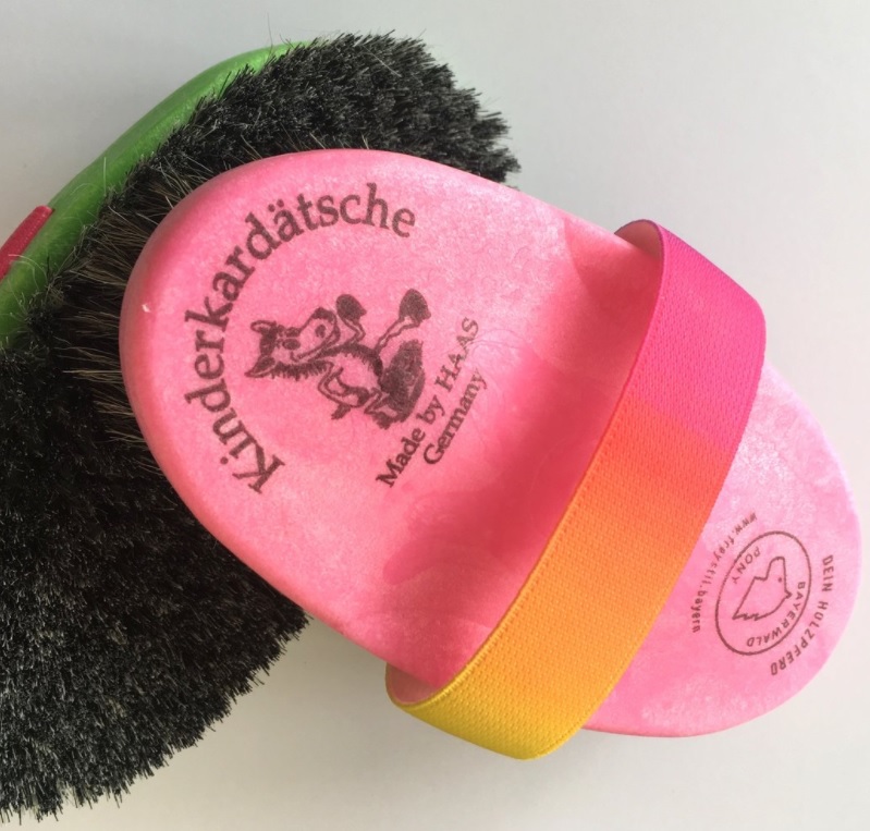 Pferde-Putzbürste "Regenbogen" rosa, Kinderkardätsche von HAAS